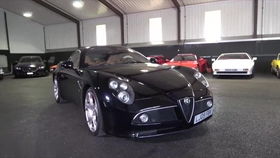 贴有985车标的新能源汽车