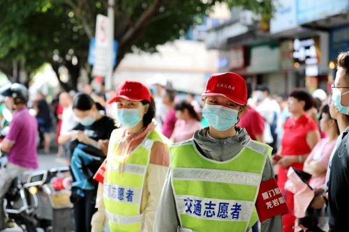 交警在考场外执法