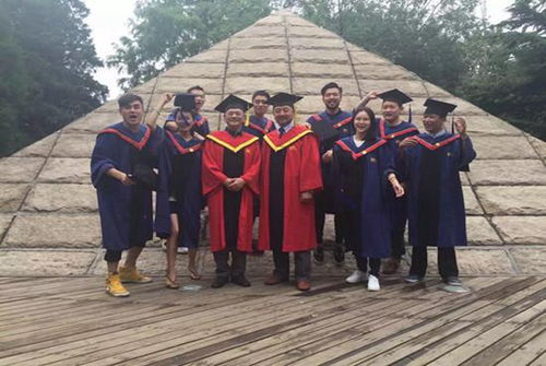 学生在书桌前认真复习高考文言文