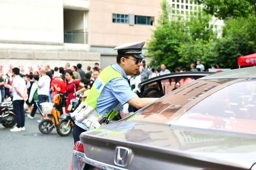 交警在考场附近指挥交通