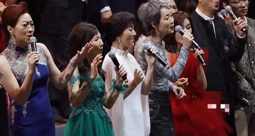 叶童与队友在后台庆祝夺冠