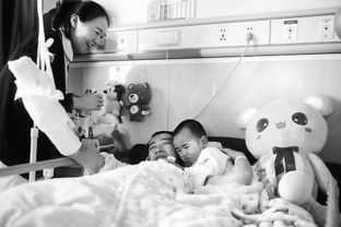 父亲抱着孩子在医院门口哭泣