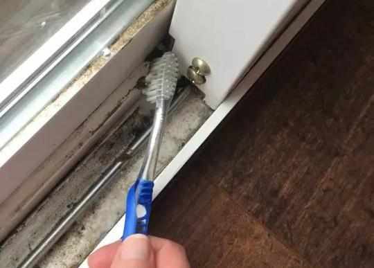 乘客正在擦拭窗户上的煤灰