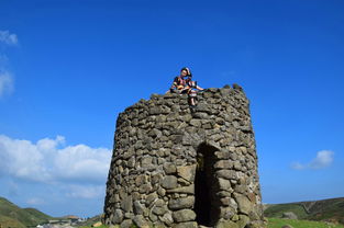 唐代官员策马奔腾穿越山岭