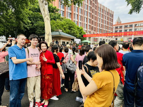 家长和学生在考场外合影