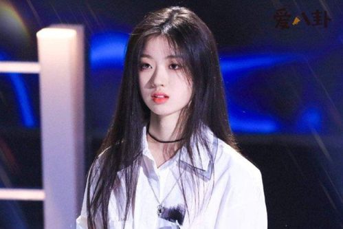 单依纯在后台休息