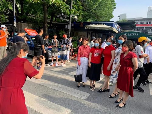 家长送孩子参加高考