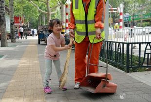 环卫工母亲与孩子在高考后相拥流泪的感人瞬间