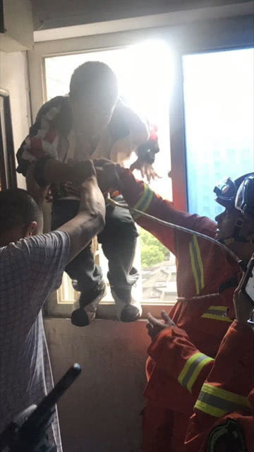 民警与消防员合力破拆门锁