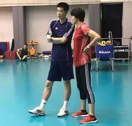 中国女排教练组在场边指导