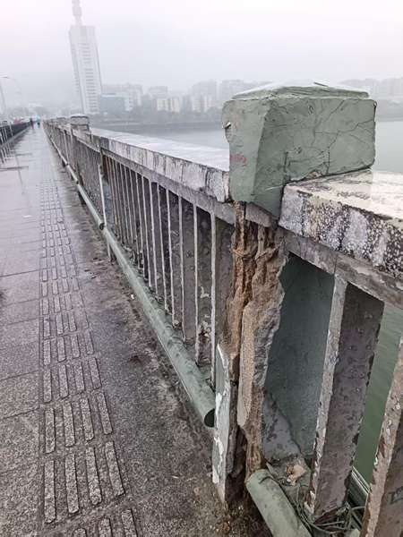 村民查看桥梁钢筋裸露现场