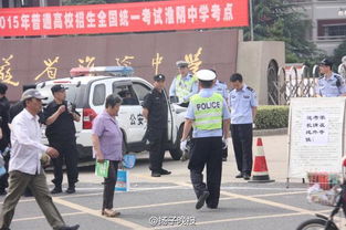 高考考点门口小姑娘为舅舅送考场景