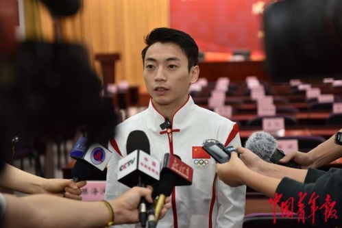 王聪接受赛后采访高举国旗