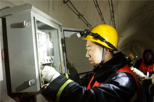 铁路工作人员正在检查隧道设备