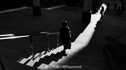 街头黄昏下的光影瞬间