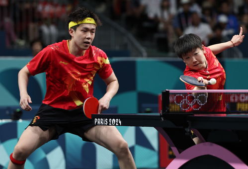 巴黎街头青年打乒乓球