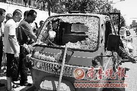 凌晨3点，西瓜碎了一地！城管与瓜贩争执背后的真相让人唏嘘