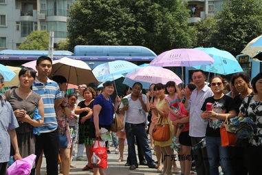 家长在考场外等候