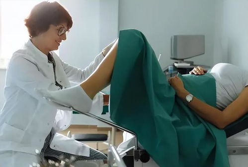 女孩在接受腹部B超检查