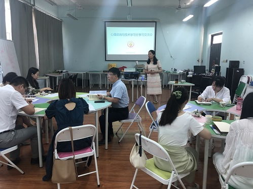 心理咨询师与学生交流