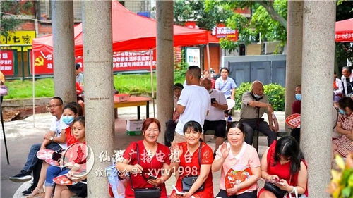 家长穿着红色衣服和旗袍送考