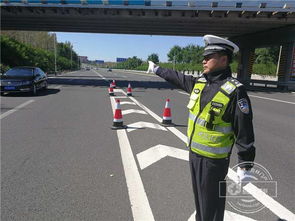 交警在现场指挥交通