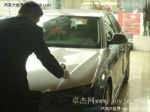 一位消费者站在二手车前查看车辆信息