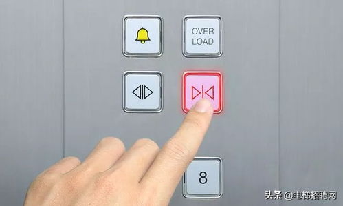 电梯内部视角显示按钮全部按下但无回应