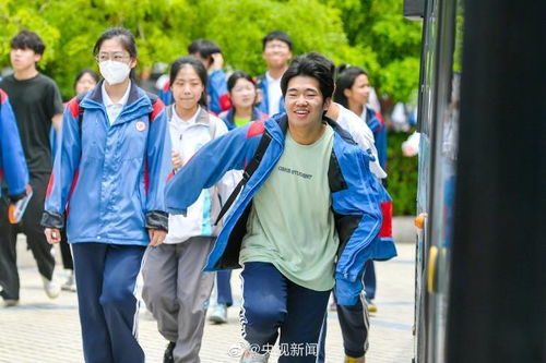 高考学生笑着走出考场的照片