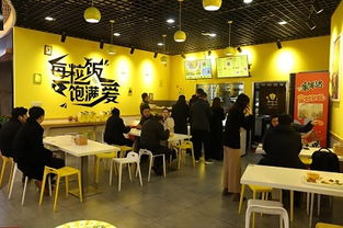 消费者在门店咨询以旧换新政策