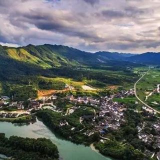 安徽泾县桃花潭景区入口处游客排队检票场景