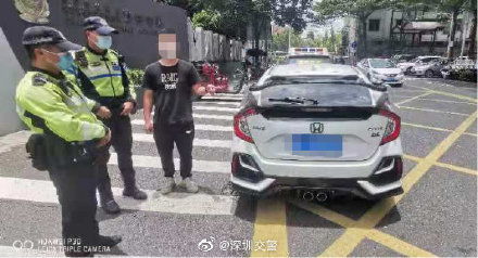 交警检查非法改装车辆