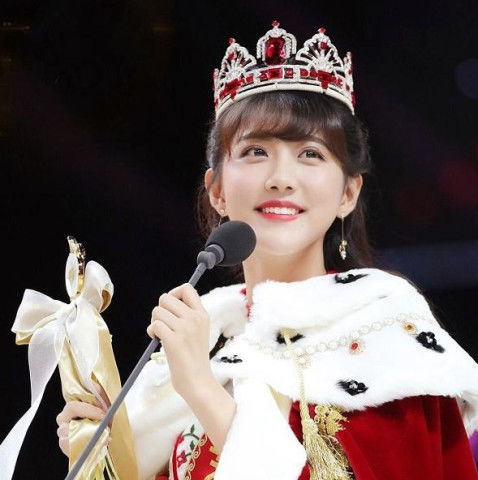 李艺彤与其他选手站在一起讨论任务