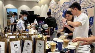 忙碌的库迪店员正在制作咖啡