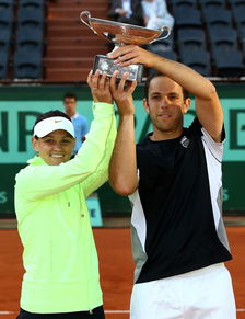 高芙举起法网冠军奖杯