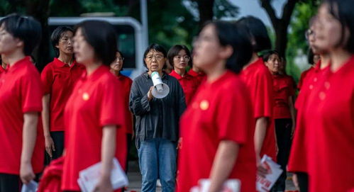 张桂梅校长送考照片