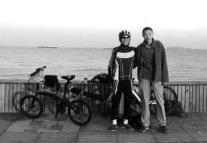 银发族旅行团合影