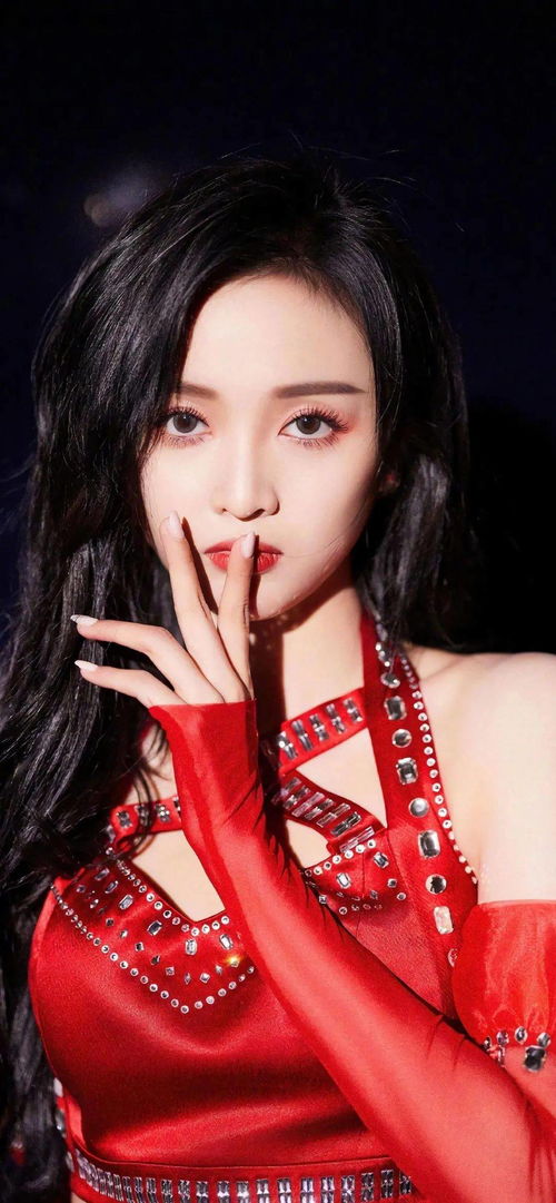 吴宣仪彩排中晕倒瞬间工作人员搀扶画面