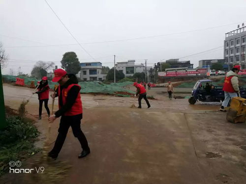 志愿者在社区清扫街道的场景