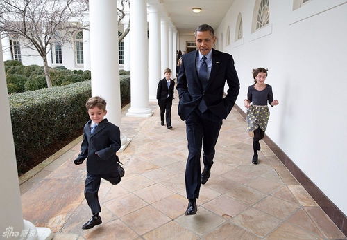 白宫工作人员在走廊交谈