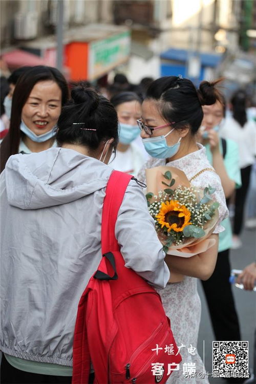 一家七口送考路：高考首日的温情时刻