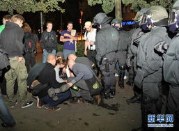 美国街头抗议者与警察对峙画面