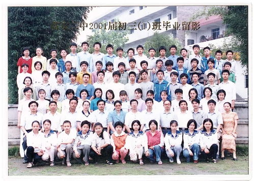 五胞胎身穿毕业礼服合影微笑