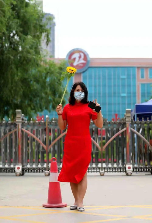 穿红旗袍、拿向日葵的送考父亲走红：高考结束那天还会穿，希望少点嘲笑