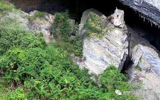 村民手持手机站在天坑边缘准备拍摄