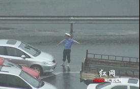 长沙交警暴雨中指挥交通