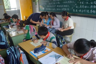 一群年轻人围坐讨论高考题目