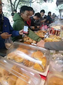 面包店门口排队的人群