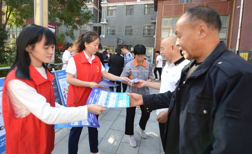 志愿者在社区宣传反电信诈骗知识