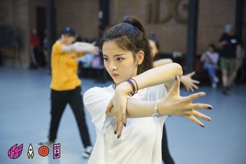 杨超越在创造101舞台表演